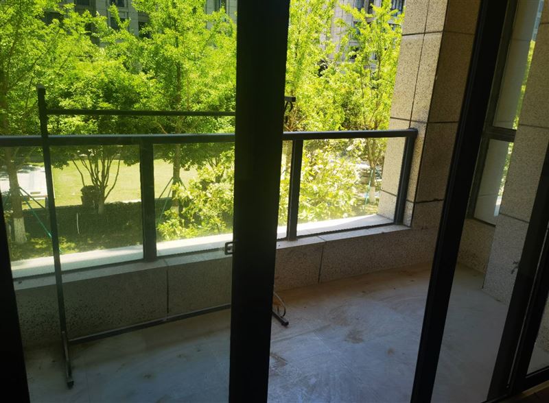 丹南路和景府底商,紧临天安幼儿园,可住人,适合培训/理发/快递